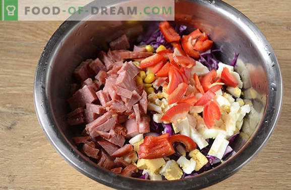 Црвена зелка салата - светла, вкусна, витамин! Како брзо да се готви салата од црвена зелка со бибер, пченка, колбаси и јајца