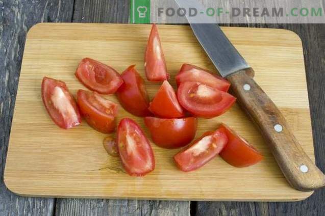 Домашен кечап направен од свежи домати и пиперки