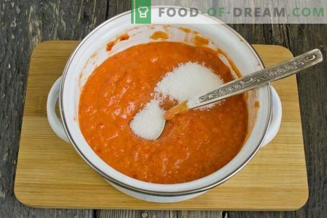 Домашен кечап направен од свежи домати и пиперки