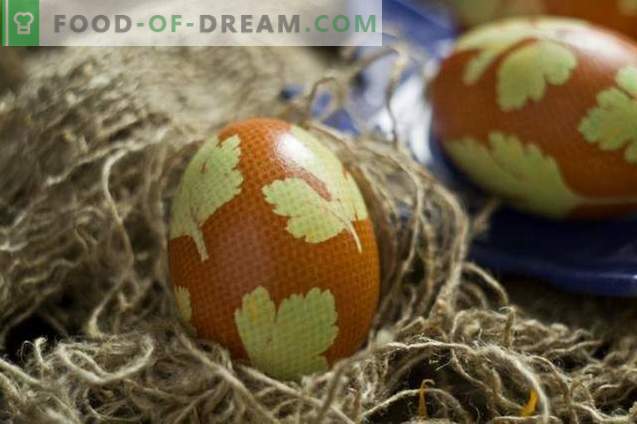 Насликани јајца за Велигден, украсени со лисја од магдонос