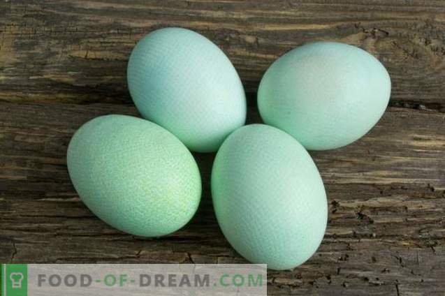 Насликани јајца за Велигден, украсени со лисја од магдонос