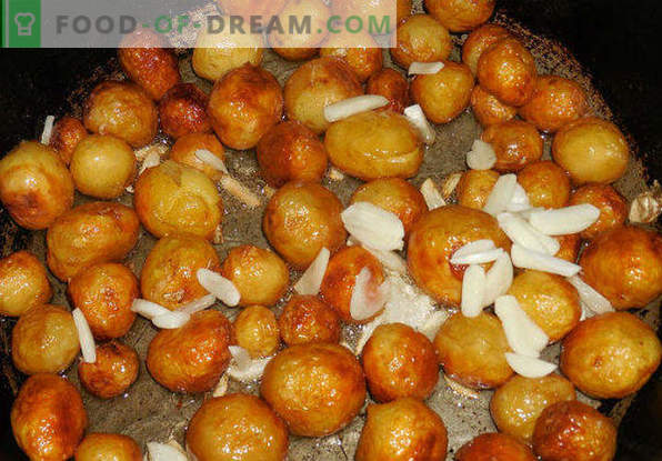 Како да пржете компири во тава со златна кора, кромид, месо, печурки