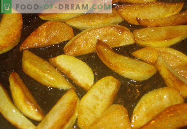Како да пржете компири во тава со златна кора, кромид, месо, печурки