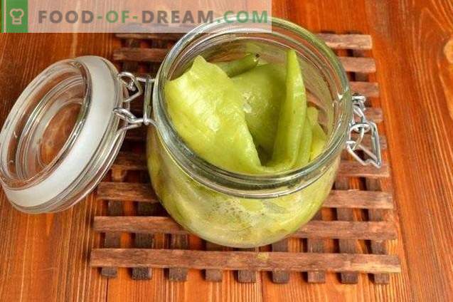Зелен зелен пипер во јаболко и томато наполнете