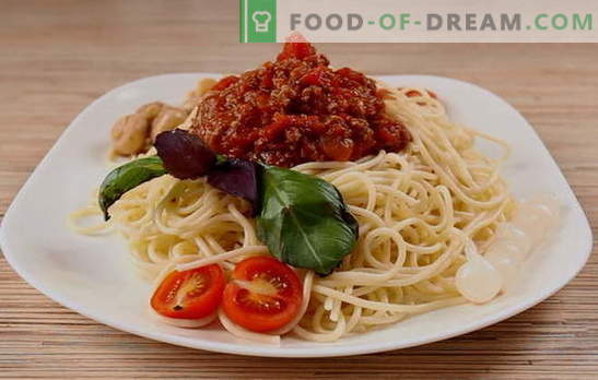 Едноставна вечера со италијански вкус - шпагети болоњене. Вегетаријанска, класична и зачинета шпагети болоњене