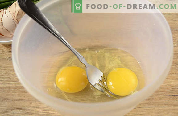 Пита jellied на павлака е голема закуска за голема компанија! Фото-рецепт на чекор-по-чекор за пополнување на пита со кромид и јајца на кисела павлака