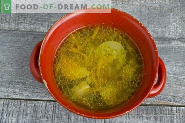 Свежа супа од зелка со пилешко и зелена салата