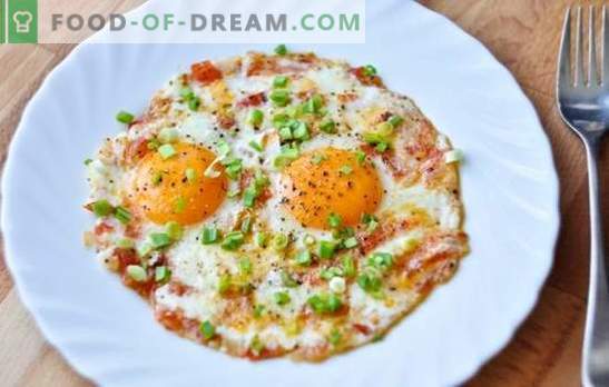 Пржени јајца со домати и кромид - не само за ергени. Готвење пржени јајца со домати и кромид