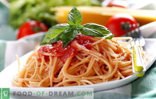 Шпагети со доматна паста: готвењето е лесно. Шпагети рецепти со сос од домати: со зеленчук, пилешко, пушено