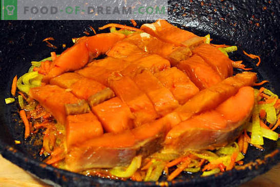 Пинк лосос со моркови и кромид - тоа е лесно! Чекор-по-чекор фото-рецепт, инструкции за готвење розова лосос со моркови и кромид