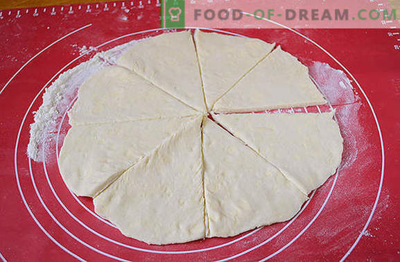 Торта за сирење со џем: домашните колачи секогаш се среќни! Автоматскиот чекор-по-чекор фото рецепт на тесто од сирење се тркала со дебел џем